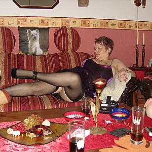 Anni auf dem Sofa Galeriebild
