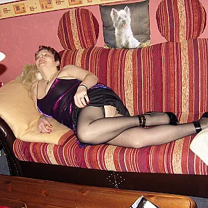 Anni auf dem Sofa Galeriebild