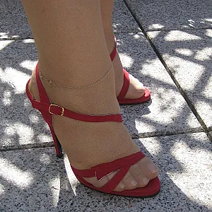 Nylons und rote Sandaletten Galeriebild