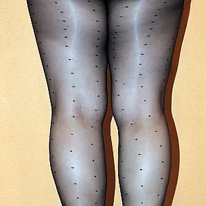 Heiß und geil in Pünktchenstrumpfhose Galeriebild
