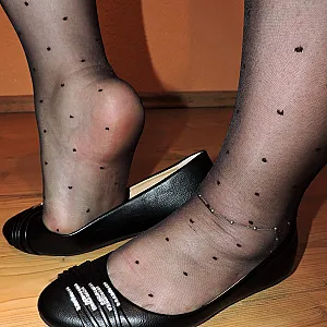 Heiß und geil in Pünktchenstrumpfhose Galeriebild