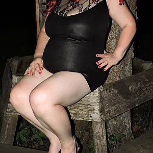 Zeigegeil im sexy Lederkleid Galeriebild