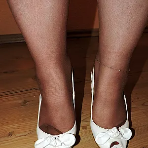 Weiße Heels und braune Strumpfhose Galeriebild