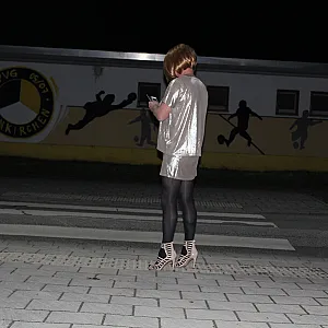 Andrea zieht den Rock Hoch und den Slip runter in der Stadt Galeriebild