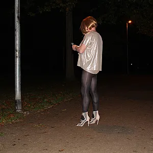 Andrea zieht den Rock Hoch und den Slip runter in der Stadt Galeriebild