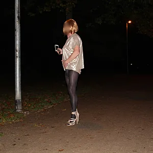Andrea zieht den Rock Hoch und den Slip runter in der Stadt Galeriebild