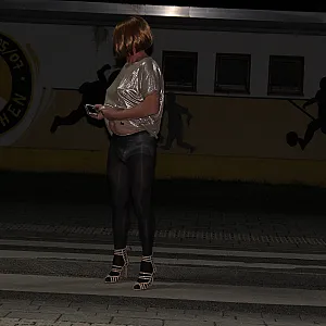 Andrea zieht den Rock Hoch und den Slip runter in der Stadt Galeriebild
