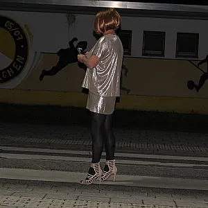 Andrea zieht den Rock Hoch und den Slip runter in der Stadt Galeriebild