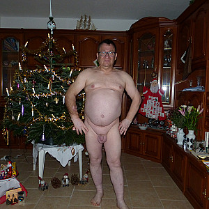 Nackt unter Weihnachtsbaum ist 55Paul55 Galeriebild