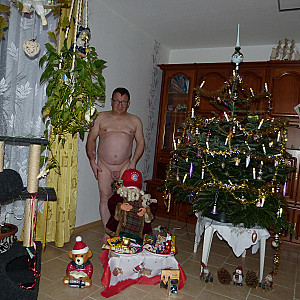 Nackt unter Weihnachtsbaum ist 55Paul55 Galeriebild