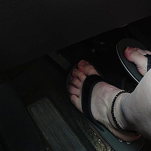 First Image Of nylonjunge's Video - Barfuß in Flip Flops im Auto 1