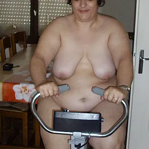 isa fait du velo d'appartement Galeriebild