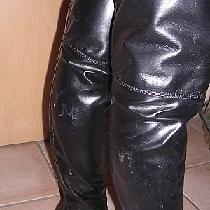 Strumpfhosen Stiefel und Kleider Schrank Galeriebild