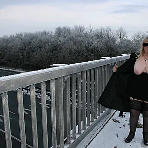 flashing my tits on a motorway bridge in england Galeriebild
