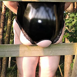 Heiß im Latexbody  auf dem Hochstand Galeriebild