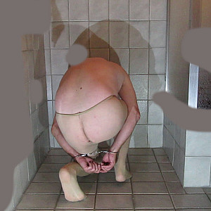 vidcap nackter Sklave mit Handschellen 23 Galeriebild