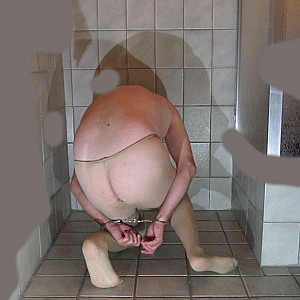 vidcap nackter Sklave mit Handschellen 23 Galeriebild