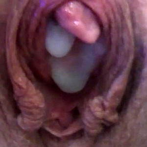 Heiß gefingert und gefickt mit Creampie aus dem Bumsloch Galeriebild