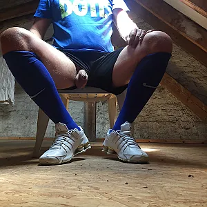 In Sportoutfit auf dem Dachboden Galeriebild