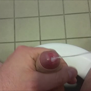 die Bilder zum Video "auf einer öffentlichen Toilette"... Galeriebild