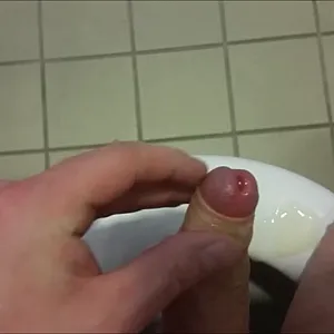 die Bilder zum Video "auf einer öffentlichen Toilette"... Galeriebild