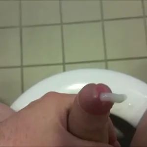 die Bilder zum Video "auf einer öffentlichen Toilette"... Galeriebild