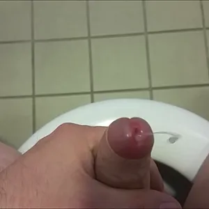 die Bilder zum Video "auf einer öffentlichen Toilette"... Galeriebild
