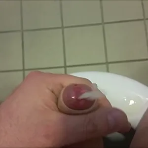 die Bilder zum Video "auf einer öffentlichen Toilette"... Galeriebild