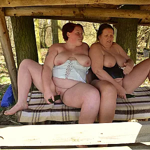 2 Lesben ficken sich mit Gurke 1 Galeriebild