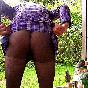 Ich als Mädchen in Rock und Strumpfhose Galeriebild