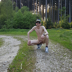 Nackt im Wald Galeriebild