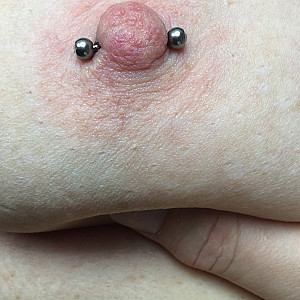 Piercing Titten Galeriebild