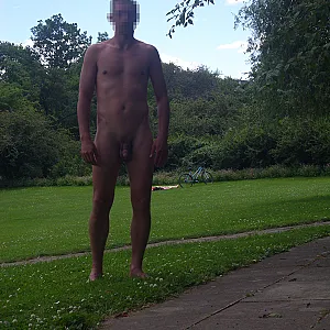 Nackt im Dreibrunnenpark Erfurt Galeriebild