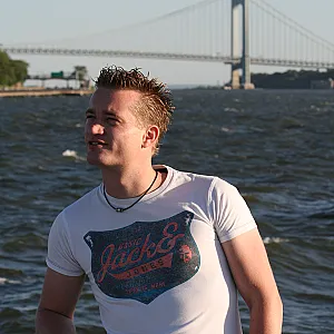 tobi traveling gallery image
