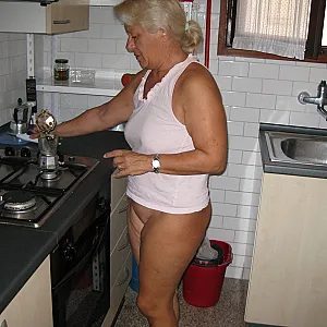 Hot italian mature pussy 104 gallery image