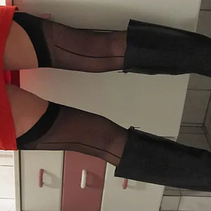 Flashing Housewife Galeriebild
