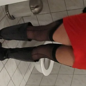 Flashing Housewife Galeriebild
