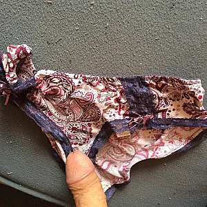 Das erste Bild von Baerlecker's Galerie - Slip getragen und voll gespritzt