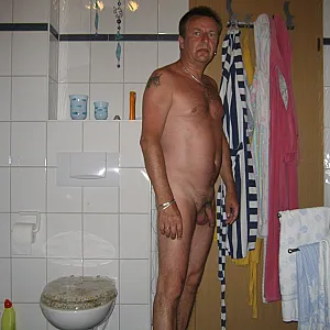 Im bad nach dem Duschen Galeriebild