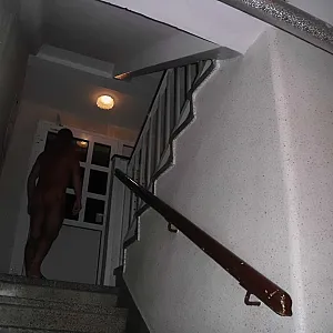 Nackt im Hausflur am Tag und in der Nacht !!! Galeriebild