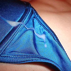 Blauer BH mit Sperma Galeriebild