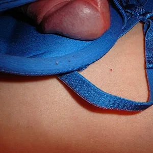 Blauer BH mit Sperma Galeriebild