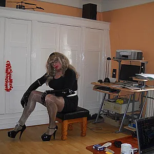 secretary in miniskirt gallery image