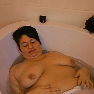 SOLO sex in the BATHTUB gallery image