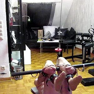 Das erste Bild von pekki0965's Galerie - vidcap Sklave auf der Papageienschaukel