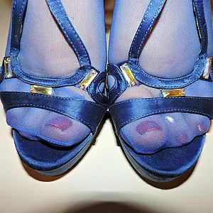 Sexy High Heels und blaue Nylonfüße Galeriebild