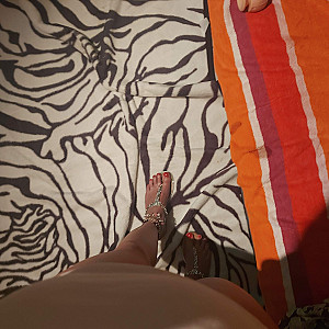 Horny bitch Shows legs and feet Galeriebild
