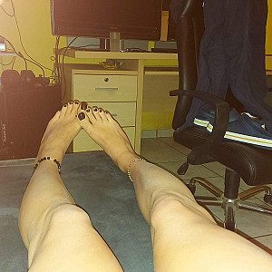 Horny bitch Shows legs and feet Galeriebild