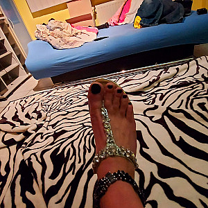 Horny bitch Shows legs and feet Galeriebild