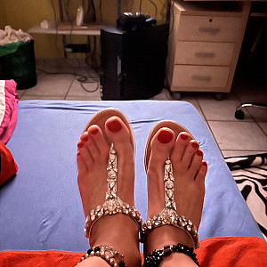 Horny bitch Shows legs and feet Galeriebild